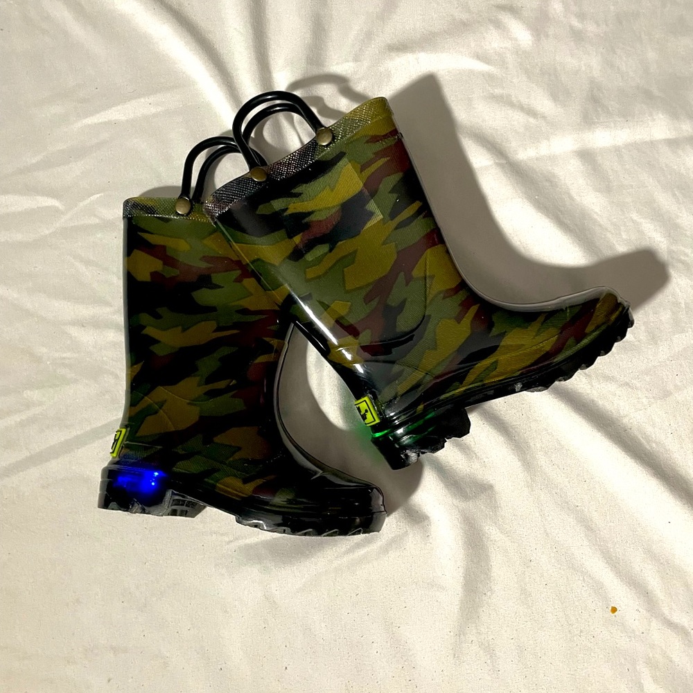 WESTERN CHEIF KIDS CAMO LIGHTED RAIN BOOT - GREEN